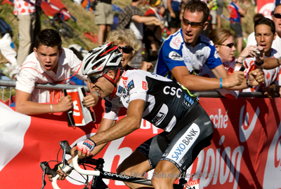 Carlos Sastre en route to yellow jersey on Alpe d'Huez