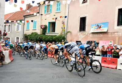 Peloton racing through Chatel Montagne