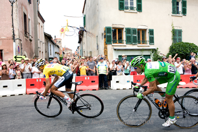 Carlos Sastre in yellow and Oscar Freire racing in green