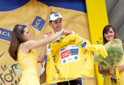 Carlos Sastre receiving new yellow jersey