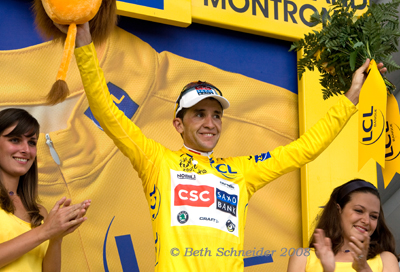 Carlos Sastre waving in yellow