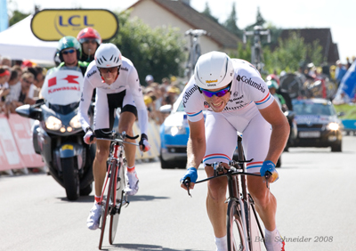 Kirchen passing Andy Schleck