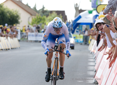 Christian Vandevelde gaining 1-1/2 minutes in the time trial