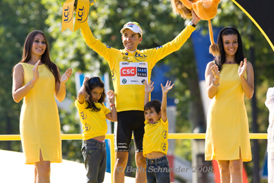 Sastre waving in yellow with kids in Paris