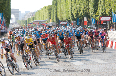 Peloton on Champs Elysee