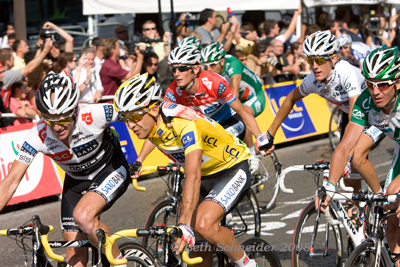 O'Grady congratulating Sastre at finish