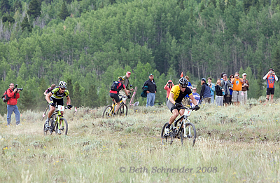 Lance Armstrong and Dave Weins racing