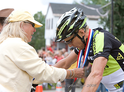 Dave Weins receiving medal from race director Merilee