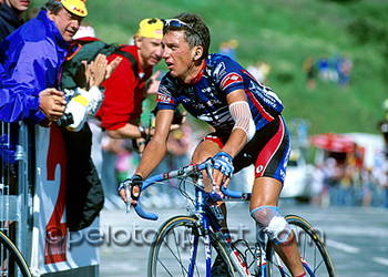 Bandaged Tyler Hamilton climbing Alpe d'Huez, 1999 Tour de France