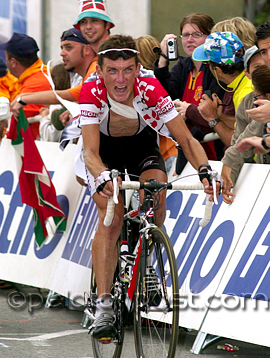 Hamilton climbing Luz Ardiden in fog with bandaged shoulder, 2003 Tour de France