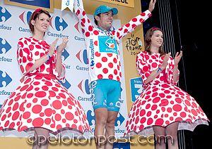 Charteau waving with podium girls