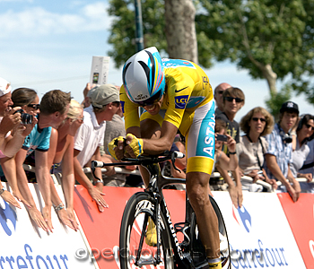 Contador nearing finish of time trial