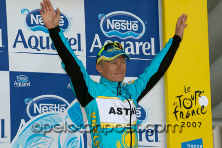 Vinokourov waving after Albi TT win