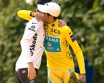 Contador and Schleck hugging in Paris