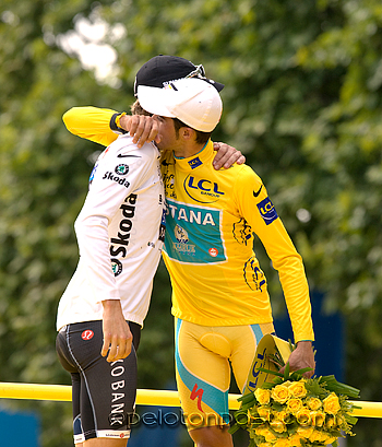 Contador and Schleck hugging in Paris