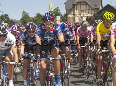 USPS' Landis, Hincapie and Armstrong in front of peloton in 2002 Tour de France